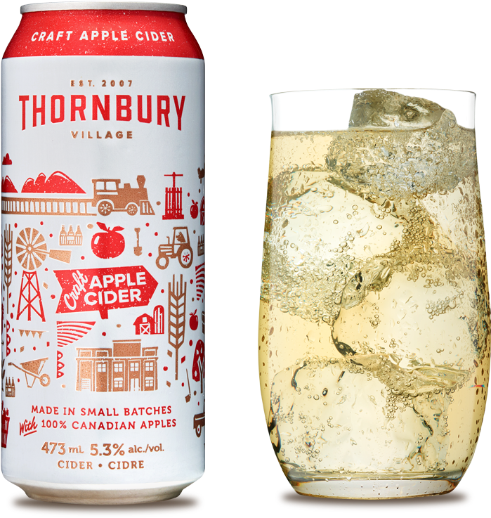 飲料 桌布 壁紙 — 一個紅白相間的Thornbury Village手工蘋果酒罐，旁邊放著一杯裝滿氣泡蘋果酒和大冰塊的玻璃杯。