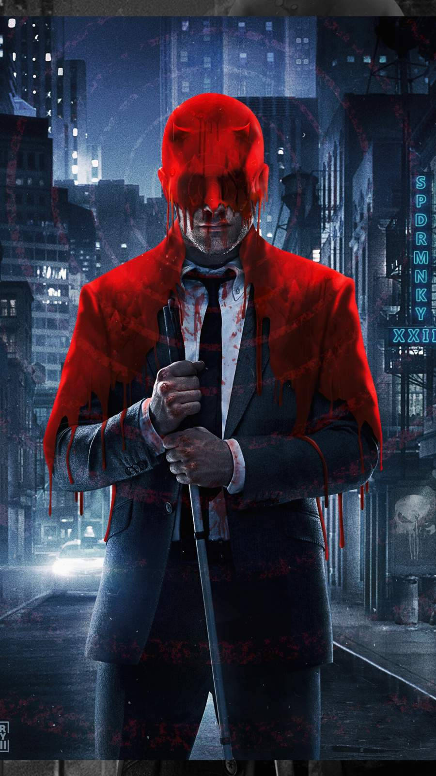 Netflix 桌布 壁紙 — 一個紅皮膚的惡魔穿著沾滿血跡的西裝，在夜晚霓虹燈照亮的城市小巷中威嚇地站著。