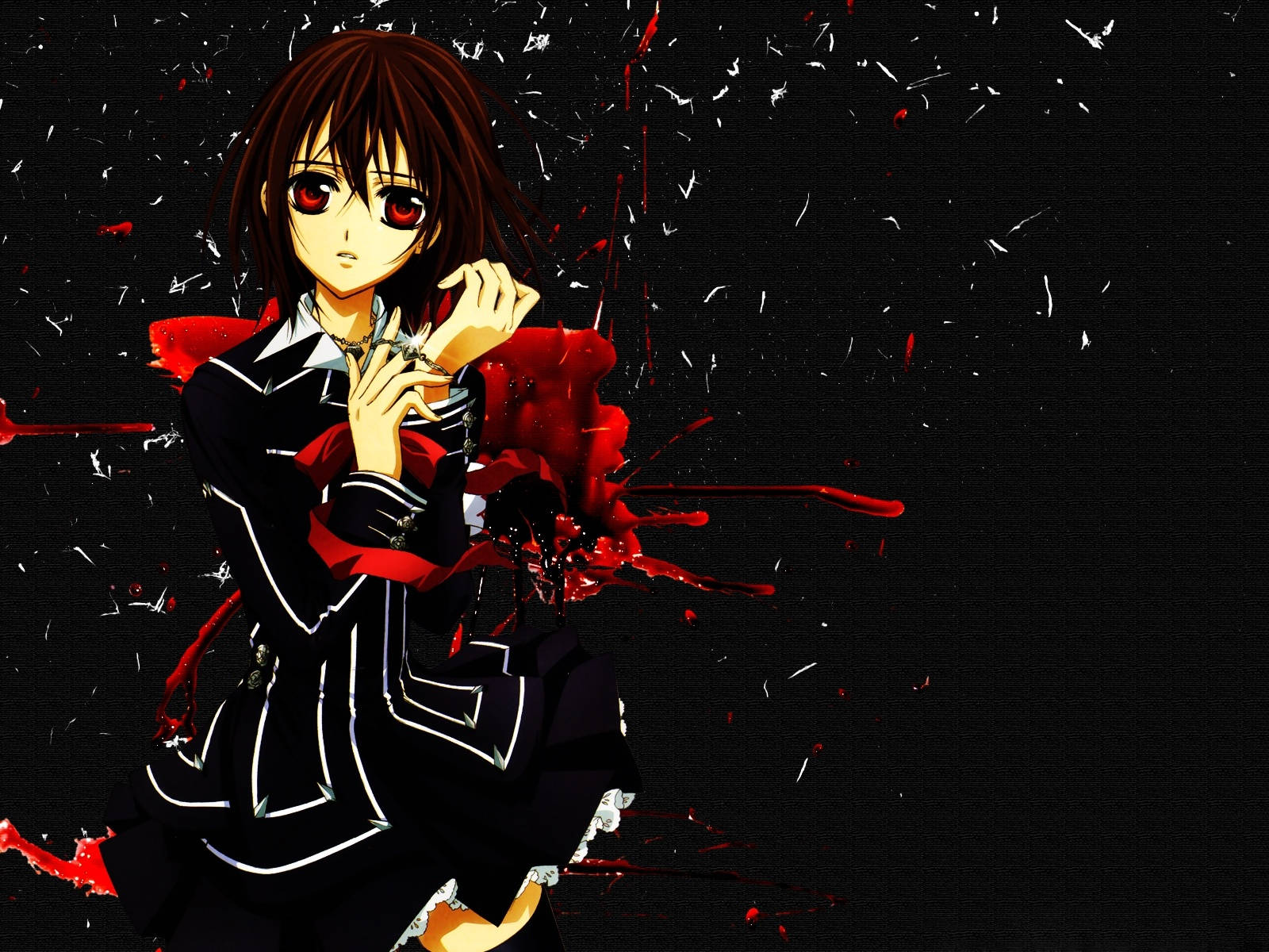 Vampire Knight 桌布 壁紙 — 一個紅眼、身穿黑色制服的動漫女孩，在深色紋理背景上的紅色飛濺中拿著一把刀。