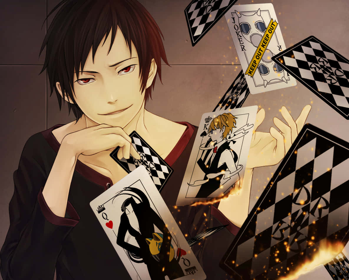 Izaya Orihara 桌布 壁紙 — 一個紅眼冷笑的動漫男孩在黑暗的房間裡拿著並操控發光的撲克牌。