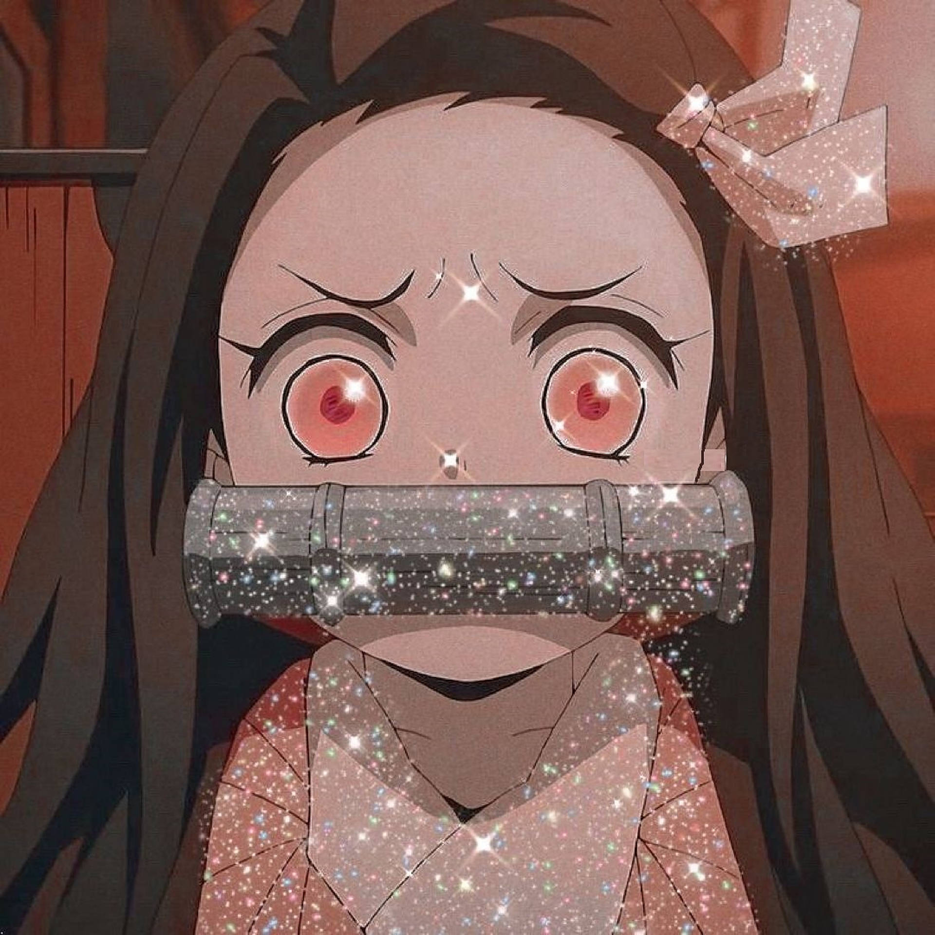 Demon Slayer Nezuko Cute 桌布 壁紙 — 一個紅眼睛、戴著閃亮竹製口塞的動漫女孩，頭上戴著閃亮的蝴蝶結，專注地看著觀眾。
