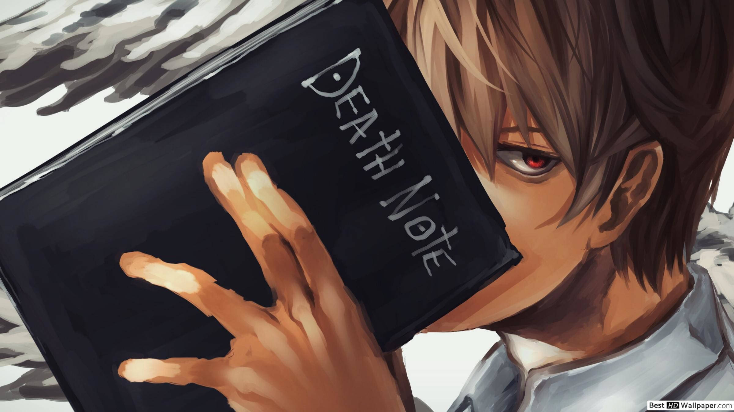 夜神月 桌布 壁紙 — 一個紅眼睛的年輕動漫男孩拿著一本標有Death Note的黑色筆記本貼在臉上。