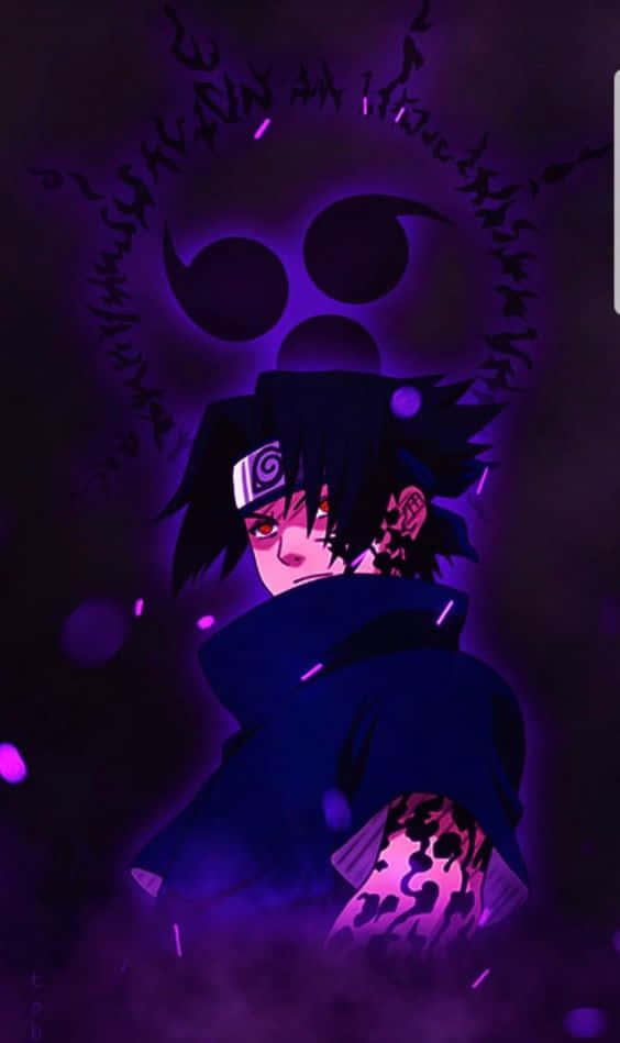 Purple Sasuke 桌布 壁紙 — 一個紅眼黑髮的動漫角色站在暗紫色光環中，身後有一個發光的符號。