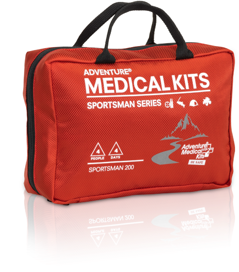 醫療 桌布 壁紙 — 一個紅色Adventure Medical Kits Sportsman 200急救袋，帶黑色手柄和白色文字圖案，顯示在白色背景上並帶有反射效果。
