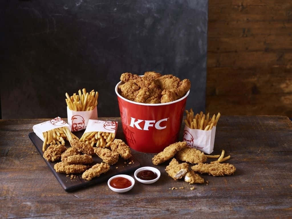 KFC炸雞和薯條放在木桌上，附有蘸醬。 — 食物動圖 壁紙