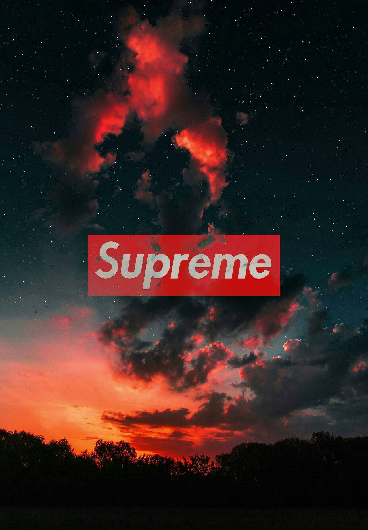 supreme aesthetic 桌布 壁紙 — 一個紅色Supreme標誌漂浮在戲劇性的暮色天空上，帶有火熱的橙色雲彩和星光黑暗。