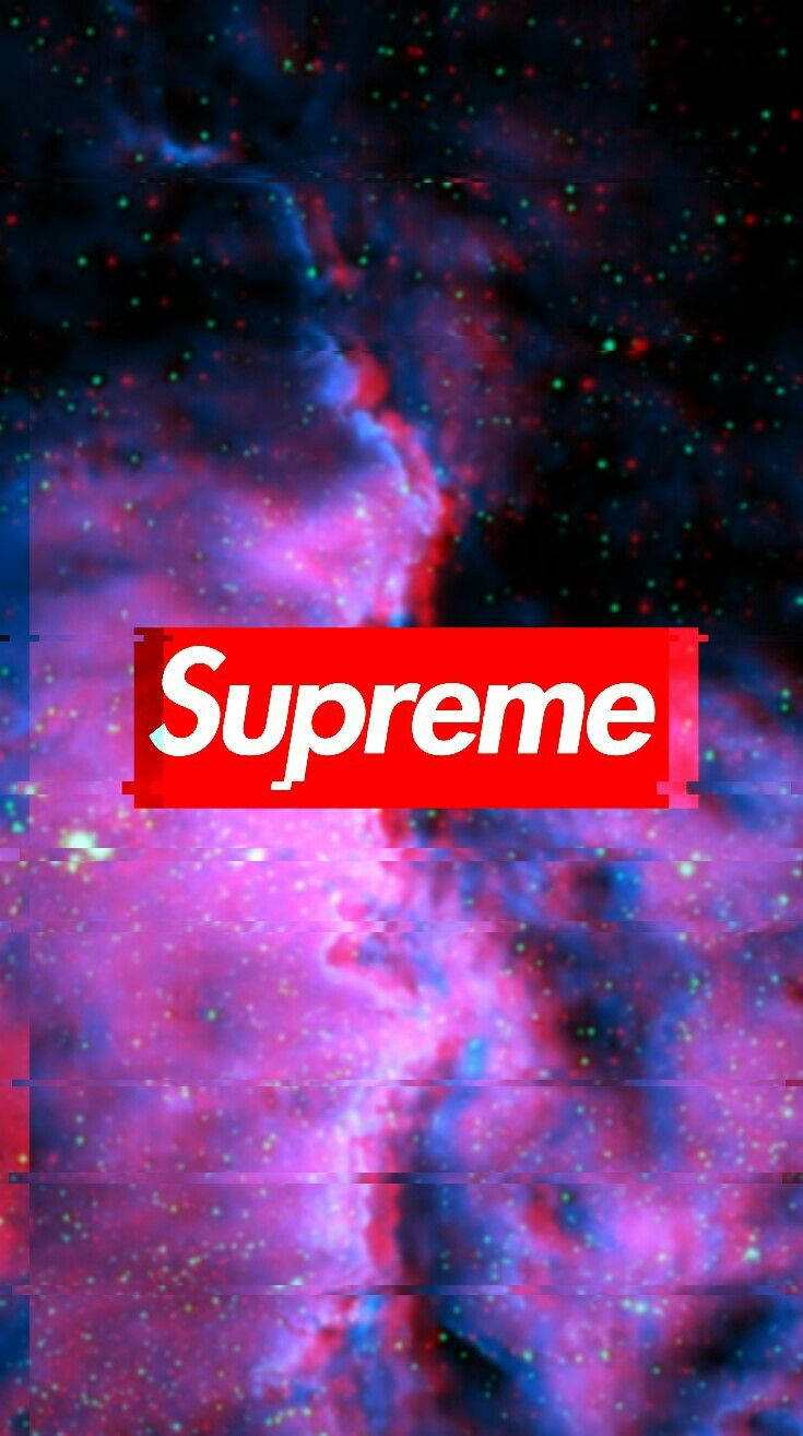 supreme 桌布 壁紙 — 一個紅色Supreme標誌漂浮在充滿紫色、藍色和綠色星星的鮮豔宇宙星雲之上。