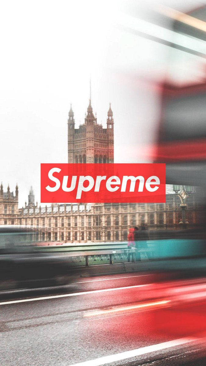 潮流玩家 桌布 壁紙 — 一個紅色Supreme標誌疊加在模糊的倫敦街景上，背景是西敏宮。