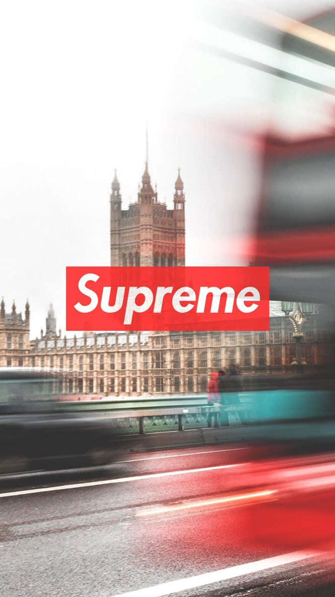 Supreme iPhone 桌布 壁紙 — 一個紅色Supreme標誌疊加在模糊的倫敦街景上，背景有歷史建築和過往車輛的運動痕跡。