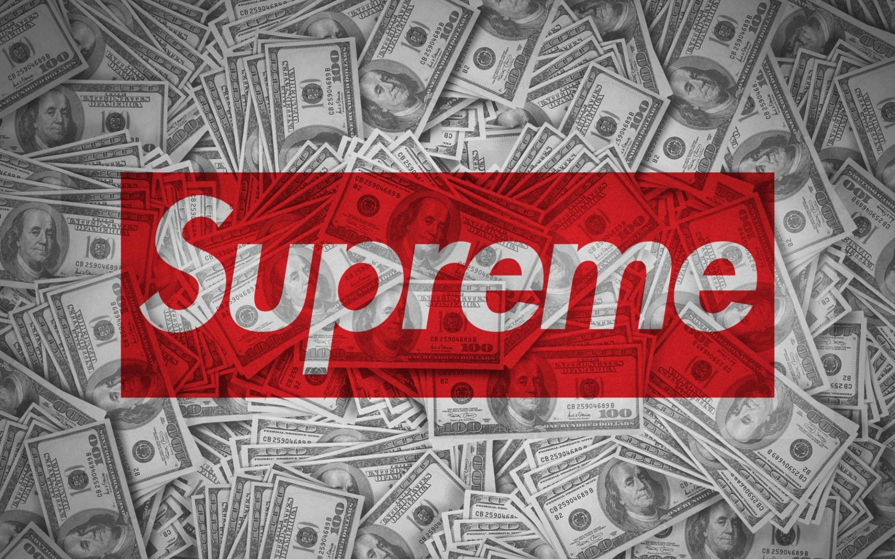 超屌 Supreme 桌布 壁紙 — 一個紅色Supreme標誌覆蓋在散落的美鈔海洋上，以灰階呈現。