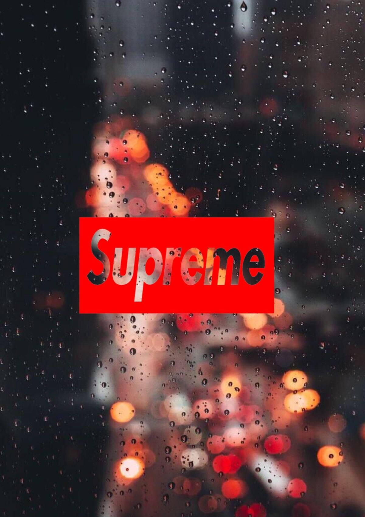 supreme 桌布 壁紙 — 一個紅色Supreme標誌透過濺滿雨水的窗戶發光，背後是模糊的城市燈光。