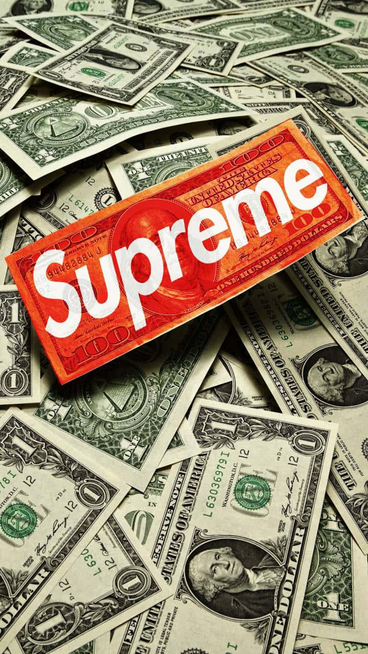 Bills 桌布 壁紙 — 一個紅色Supreme盒子標誌放在一堆散亂的美國一百美元鈔票上。