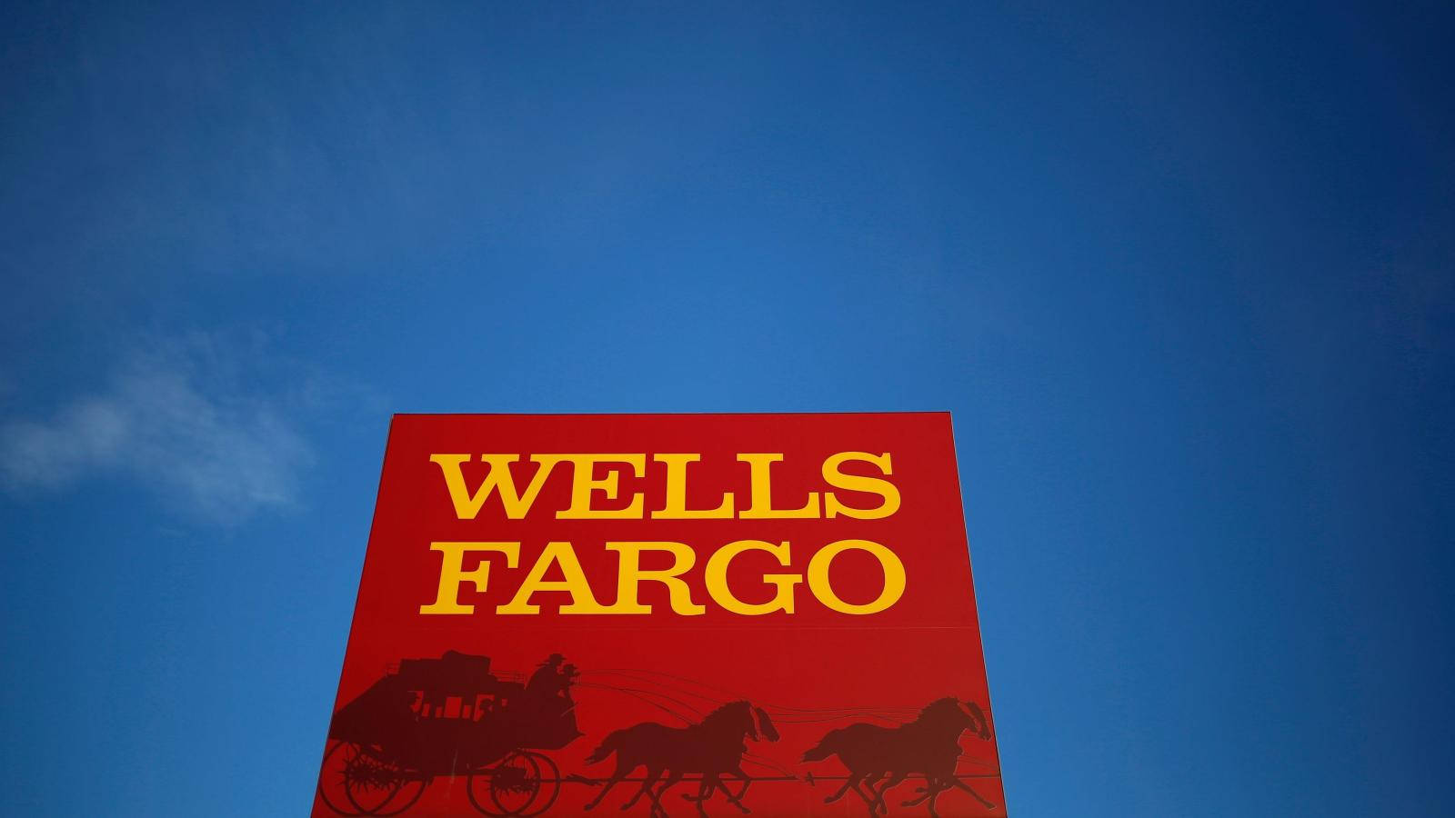 標誌 桌布 壁紙 — 一個紅色Wells Fargo標誌，帶有黃色字體和馬車剪影，襯托在晴朗的藍天下。