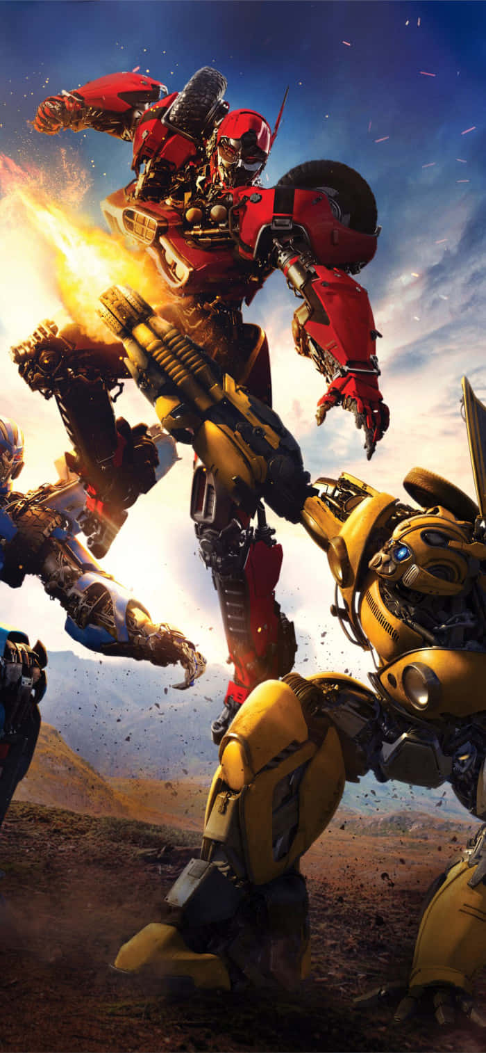 Bumblebee Transformer 桌布 壁紙 — 一個紅色和黃色的機器人在崎嶇的沙漠景觀中，在熾熱的爆炸和飛揚的碎片中戰鬥。