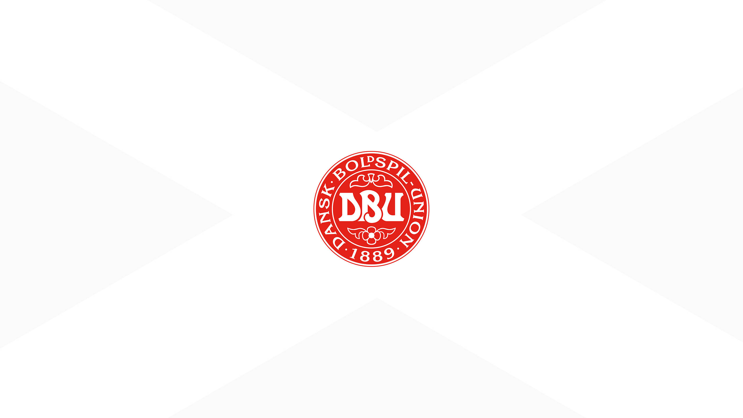 Denmark 桌布 壁紙 — 一個紅色圓形DBU標誌，居中於帶有對角線的白色幾何背景上。