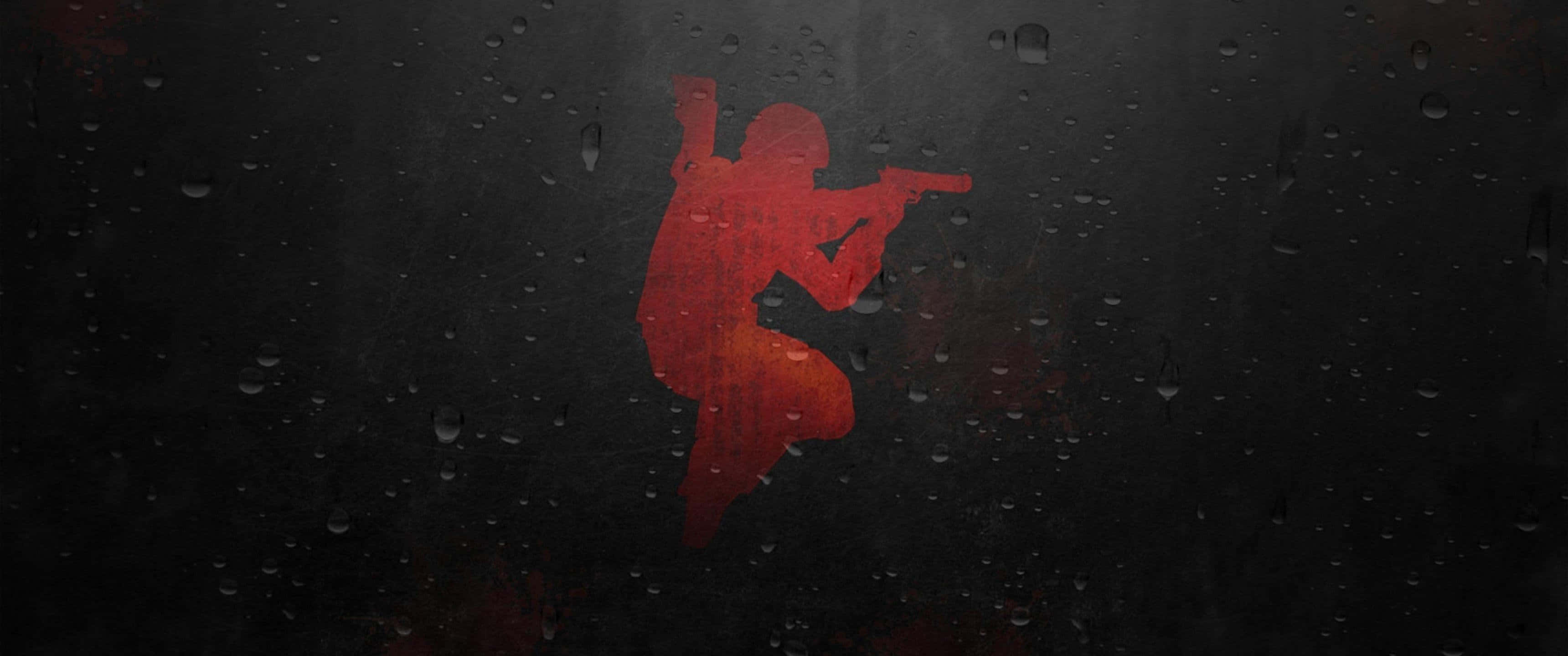 3440x1440p Counter-strike Global Offensive 桌布 壁紙 — 一個紅色士兵剪影，手持步槍，透過濺滿雨水的窗戶，映襯在黑暗粗糙的背景上。