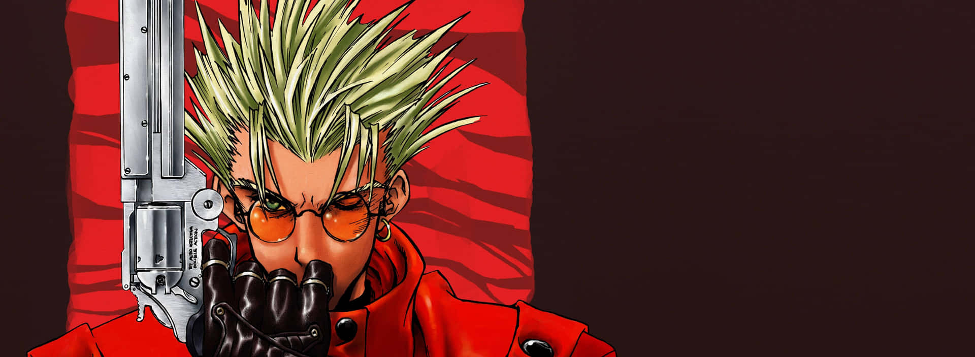 Trigun 桌布 壁紙 — 一個紅色外套、橙色眼鏡、刺蝟頭的動漫角色，在鮮明的紅色條紋背景上握著一把銀色左輪手槍。