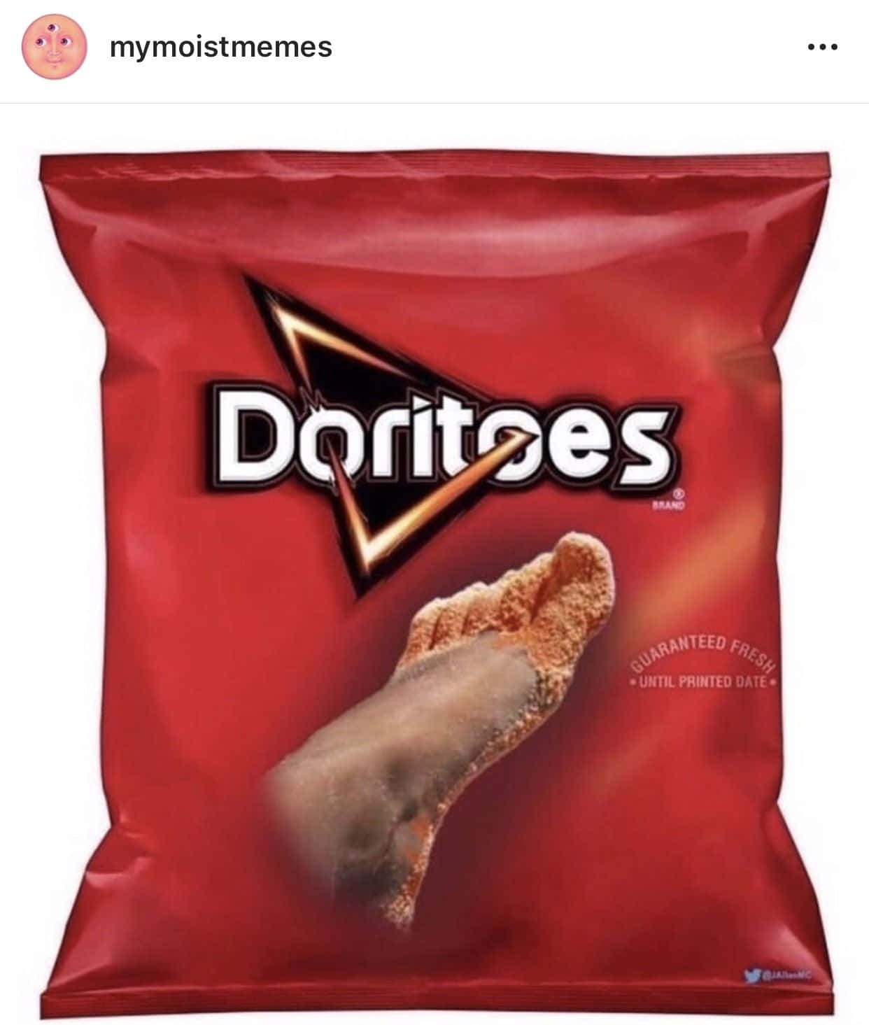 Food Memes 桌布 壁紙 — 一個紅色多力多滋包裝袋上，有一隻腳沾滿調味粉，就像一塊洋芋片一樣。