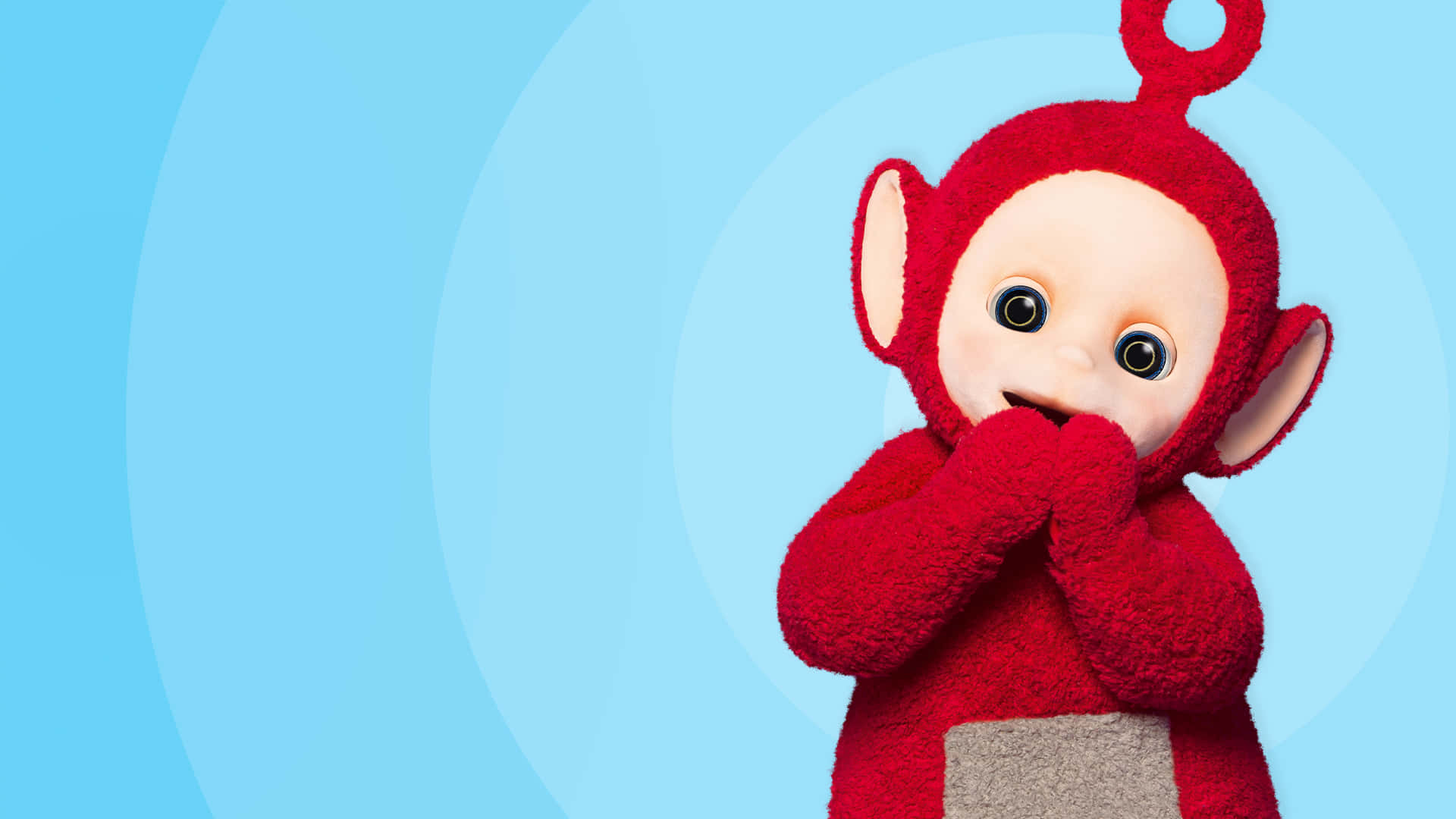 Teletubbies 桌布 壁紙 — 一個紅色天線寶寶角色，有大眼睛和頭頂的簇毛，在柔和的藍色漸變背景前用雙手捂住嘴巴。