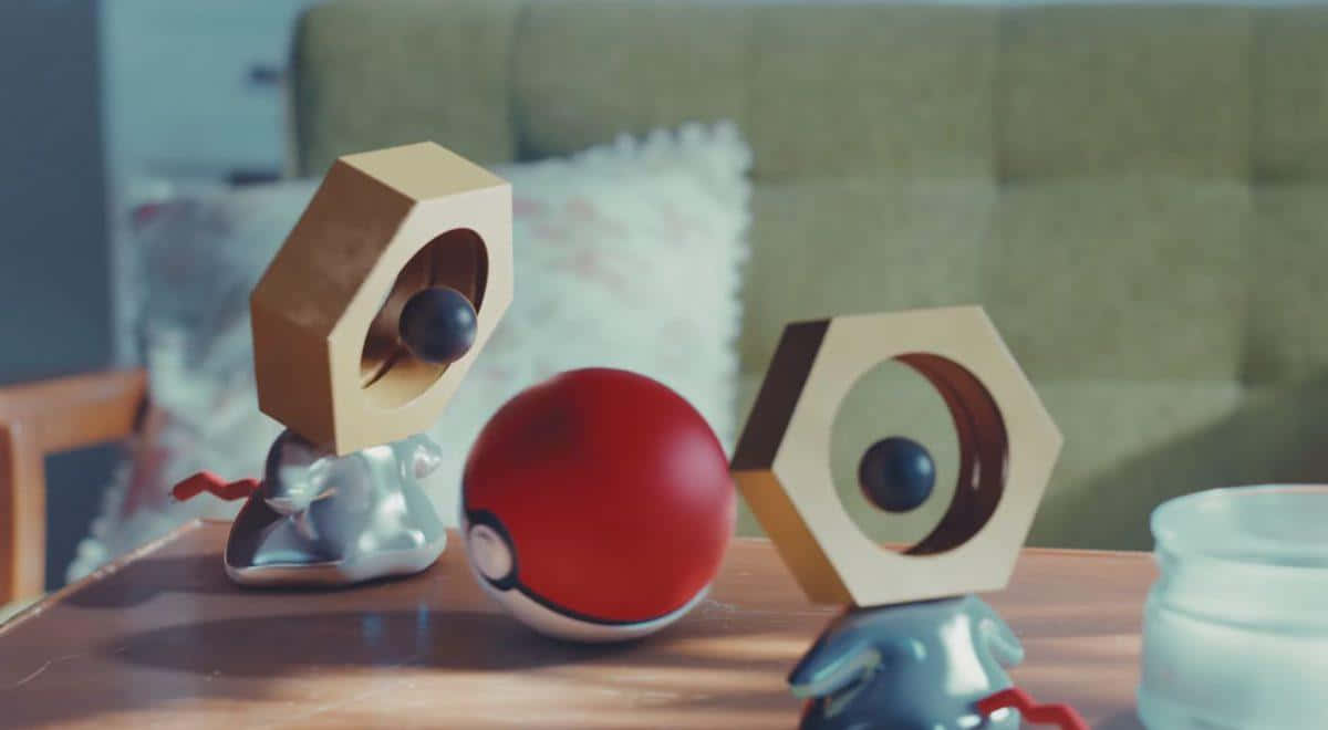 Pokeball 桌布 壁紙 — 一個紅色寶可夢球放在兩個木製六角頭公仔之間，置於木桌上，背景有綠色沙發。