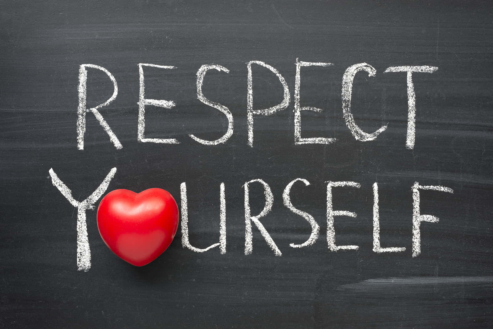 設計 桌布 壁紙 — 一個紅色心形取代了「YOURSELF」中的「O」，用白色粉筆寫在深色黑板上，上方有「RESPECT」一詞。