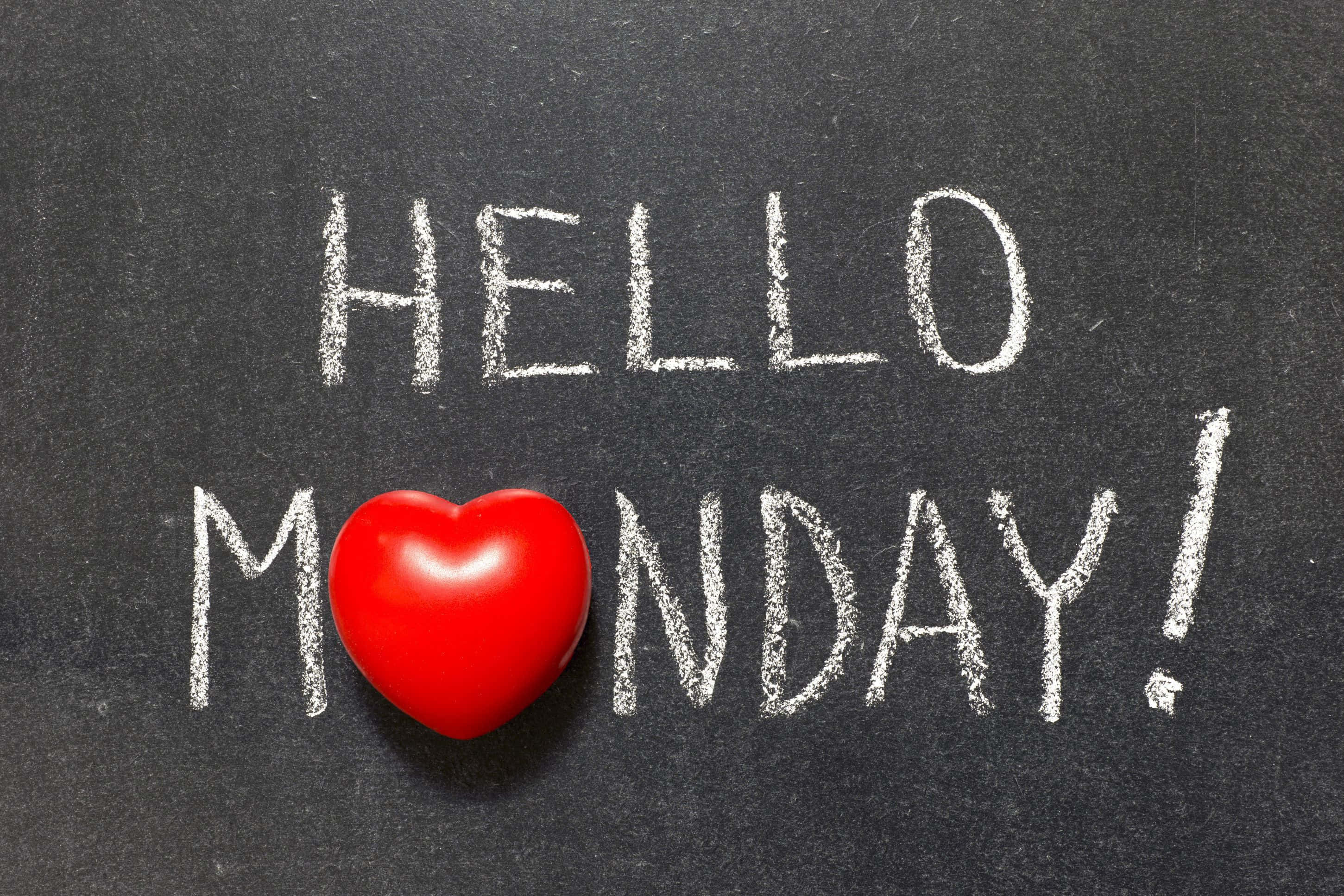 Monday 桌布 壁紙 — 一個紅色心形物體取代了「HELLO MONDAY!」中的字母O，該文字是用白色粉筆寫在深色黑板上的。