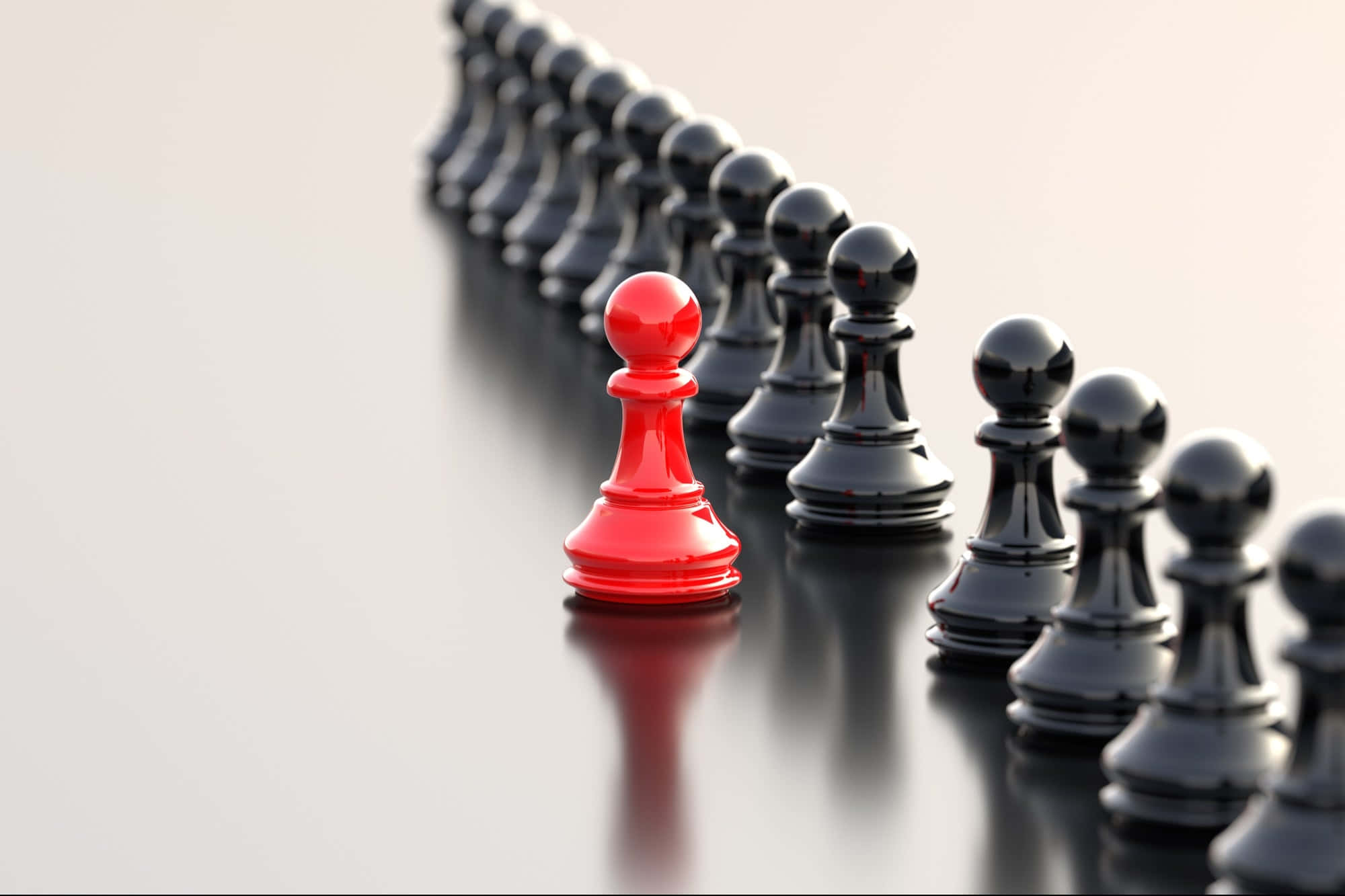 Leadership 桌布 壁紙 — 一個紅色棋子在反光表面上從一排黑色棋子中脫穎而出。