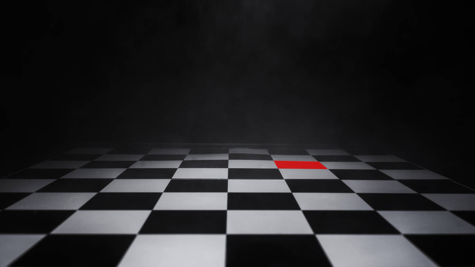 西洋棋 桌布 壁紙 — 一個紅色正方形在黑白棋盤格地板上的戲劇性聚光燈下，在煙霧瀰漫的黑暗房間中脫穎而出。