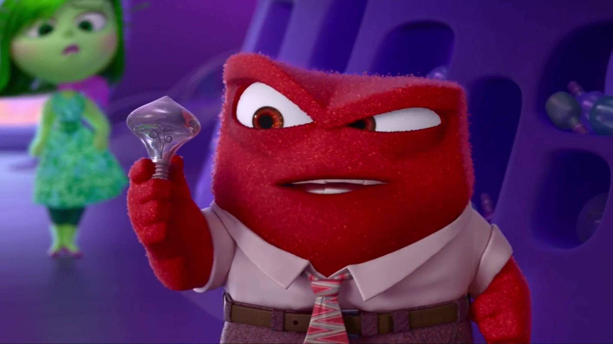 anger 桌布 壁紙 — 一個紅色毛茸茸的動畫角色穿著襯衫打領帶，憤怒地拿著燈泡，背景中一個綠色角色在觀看。