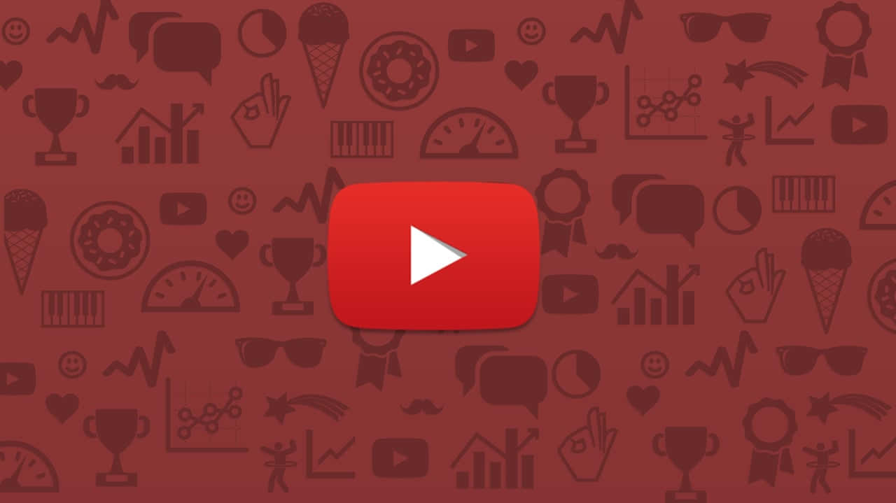 YouTube 桌布 壁紙 — 一個紅色的 YouTube 播放按鈕，居中在一個充滿重複社交媒體和成就圖示的栗色背景上。
