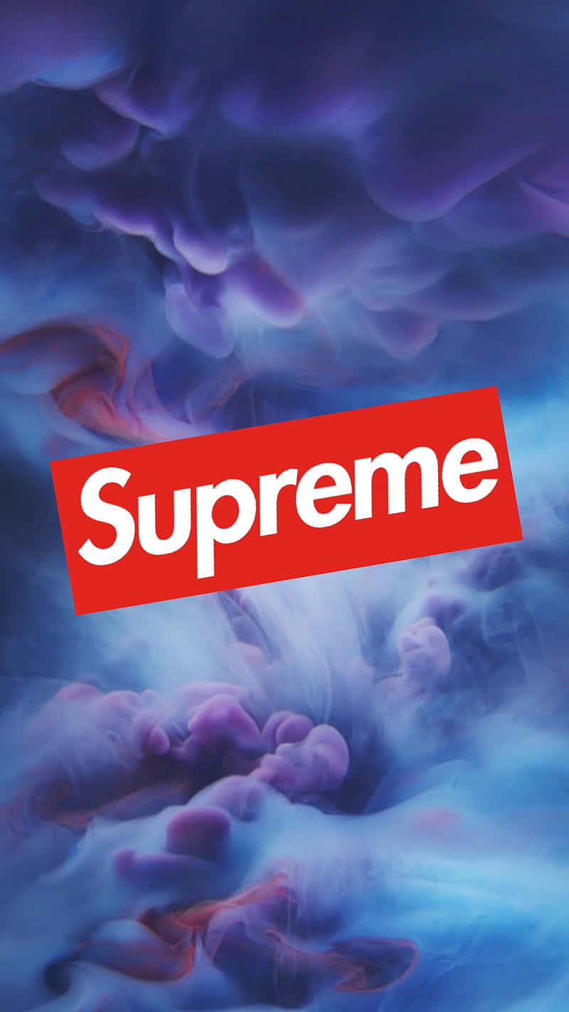 supreme 桌布 壁紙 — 一個紅色的Supreme標誌漂浮在旋轉的藍色和紫色墨水雲之上，形成動態的抽象構圖。