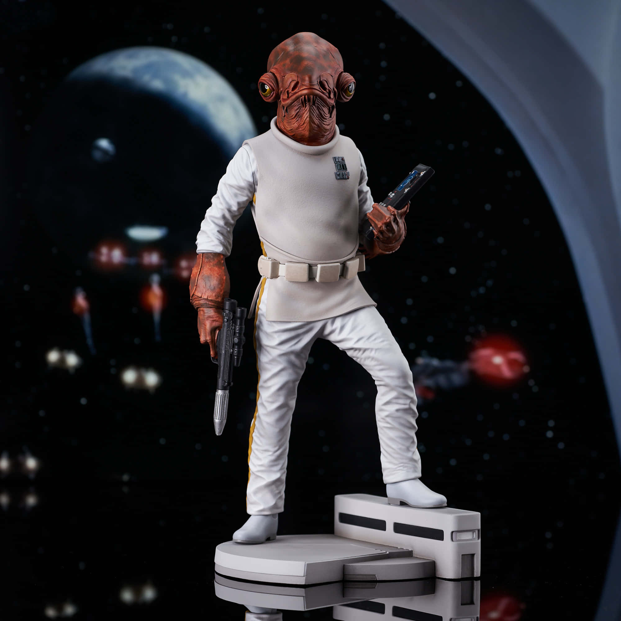 Admiral Ackbar 桌布 壁紙 — 一個紅色皮膚、身穿白色制服的外星人精細人偶站在平台上，背景是繁星點點的太空和一個行星。