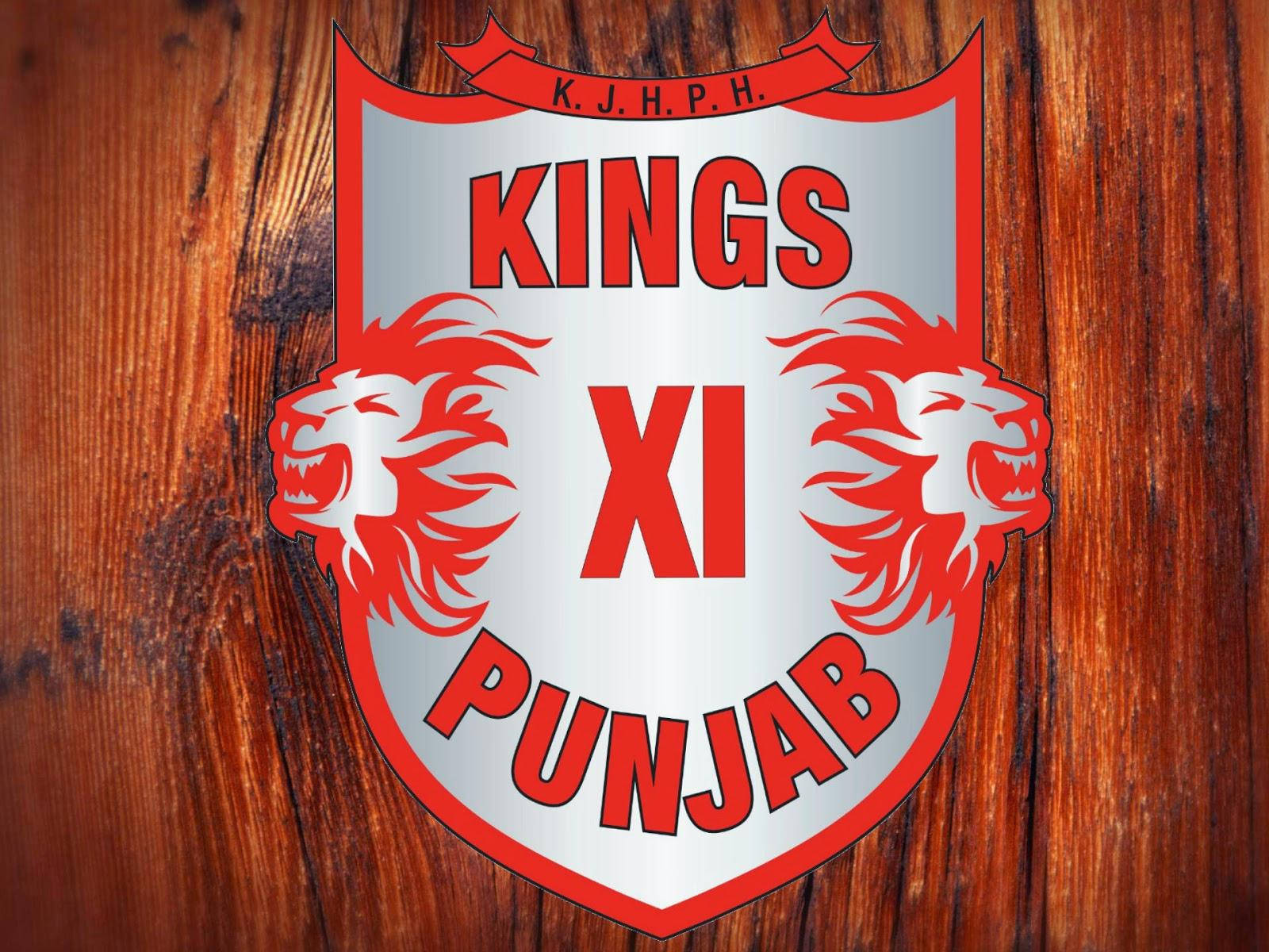 punjab kings 桌布 壁紙 — 一個紅銀色的Kings XI Punjab體育徽章，在質樸的木質背景上有咆哮的獅子頭。