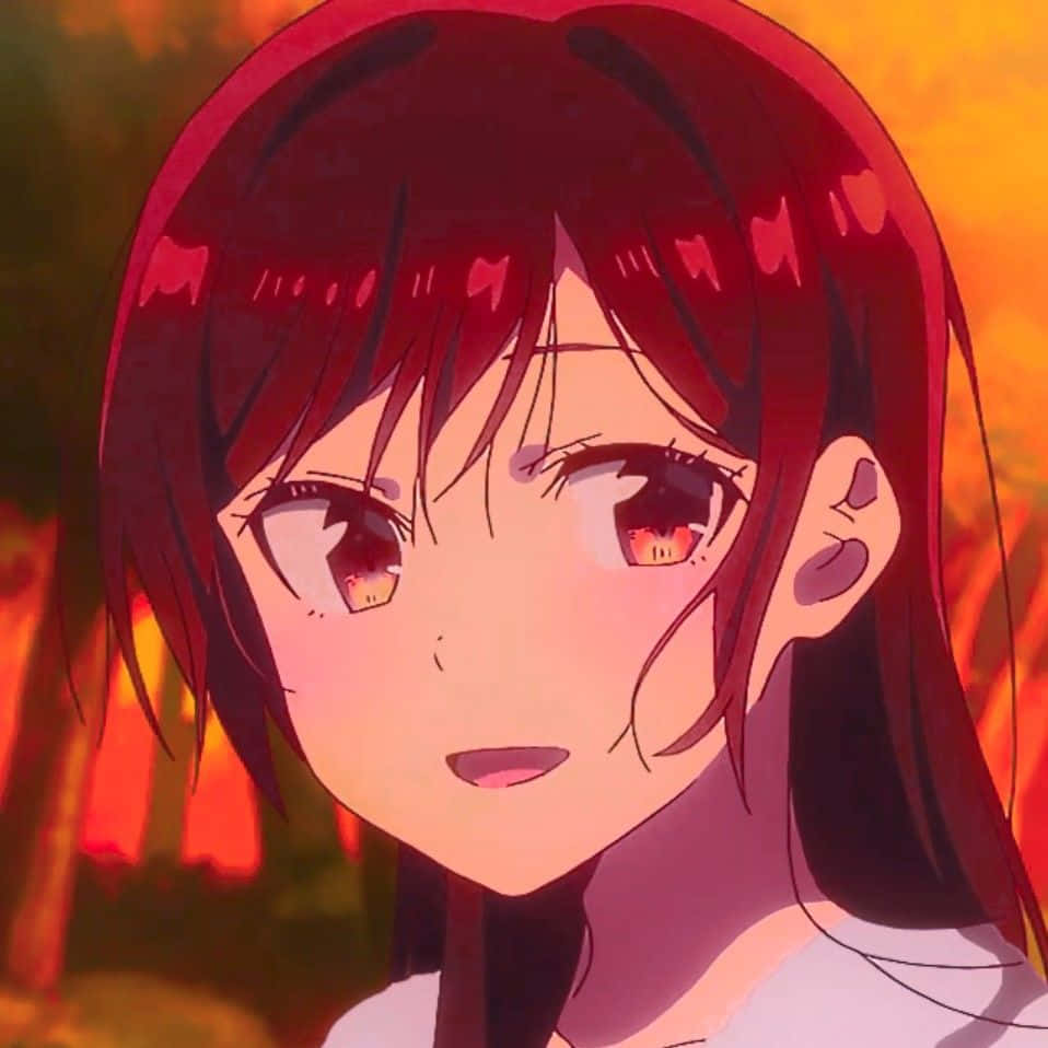 Chizuru Maihara 桌布 壁紙 — 一個紅髮、眼睛發光的動漫少女特寫，在溫暖的橙色日落背景下溫柔微笑。