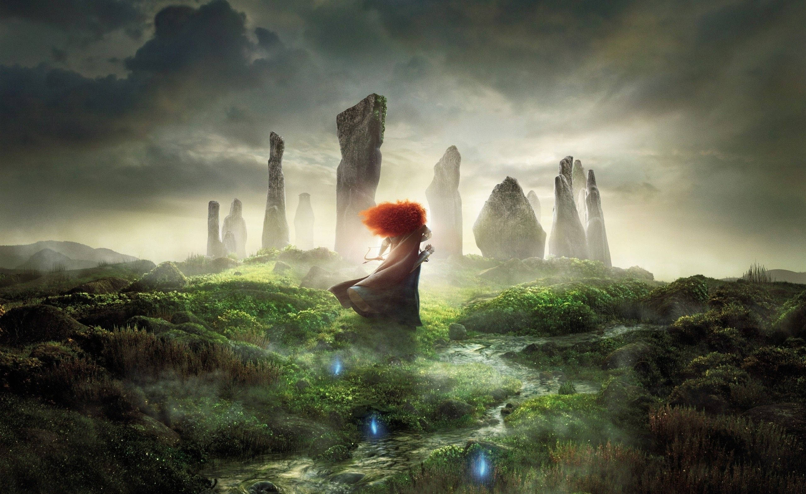Merida 桌布 壁紙 — 一個紅髮人物穿著飄逸長袍，坐在霧氣瀰漫的田野中，面前是古老的立石，天空多雲而戲劇化。