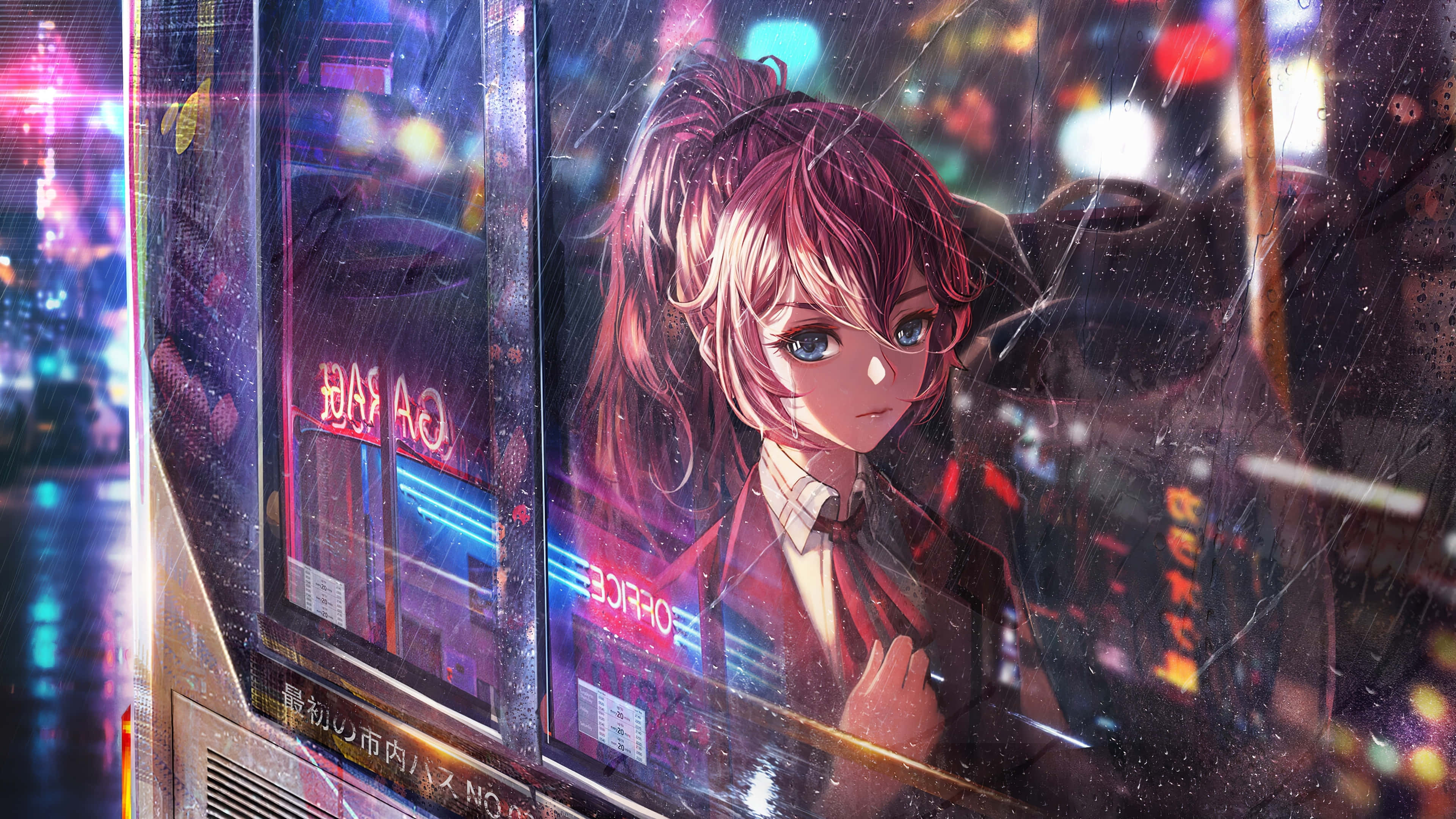 動漫 4K 桌布 壁紙 — 一個紅髮動漫女孩凝視著雨水浸濕的窗戶外，霓虹燈閃爍的賽博龐克城市景觀散發著電光色調。