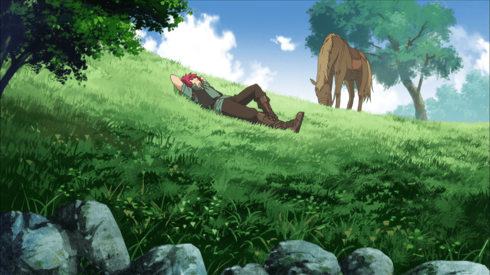 1080p Anime 桌布 壁紙 — 一個紅髮動漫女孩放鬆地躺在陽光明媚的草地上，旁邊有一匹正在吃草的棕色馬，天空藍藍的，有蓬鬆的雲朵。