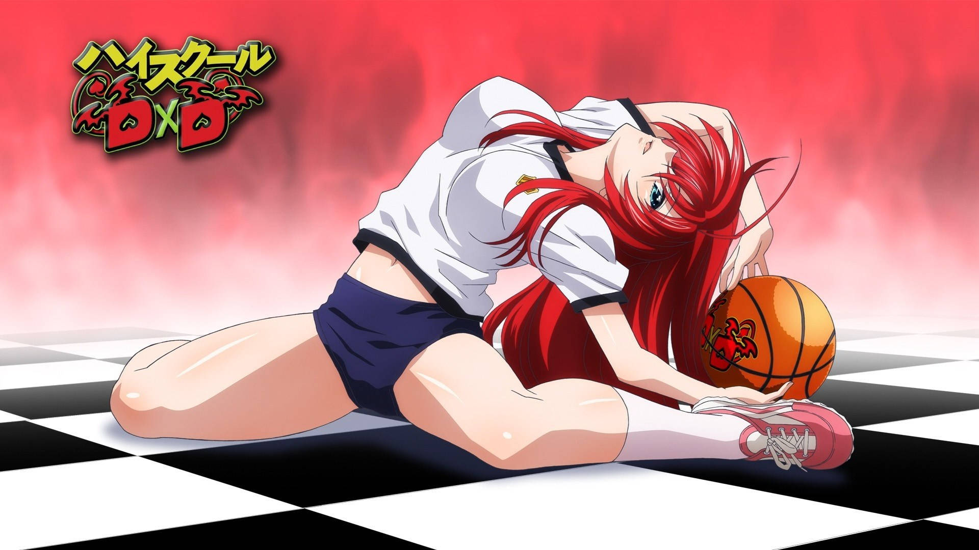 Dxd 桌布 壁紙 — 一個紅髮動漫女孩穿著校服躺在格子地板上，在火紅的背景前抱著一個籃球。