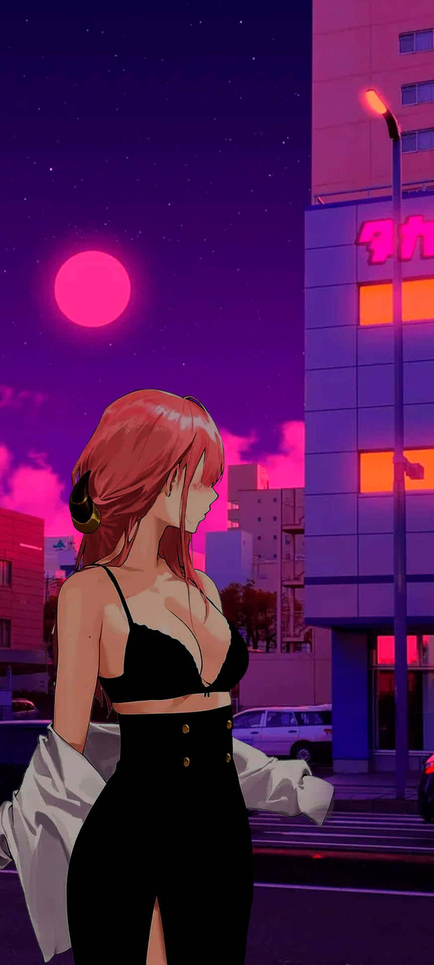 動漫 桌布 壁紙 — 一個紅髮動漫女孩穿著黑色服裝，在夜晚粉紅色月亮下的霓虹燈城市街道上站立。