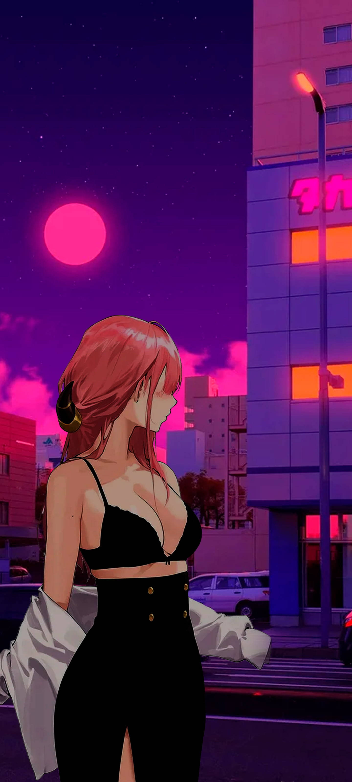 動漫女孩 桌布 壁紙 — 一個紅髮動漫女孩穿著黑色服裝，站在霓虹燈照亮的城市街道上，下方是發光的粉紅色月亮。