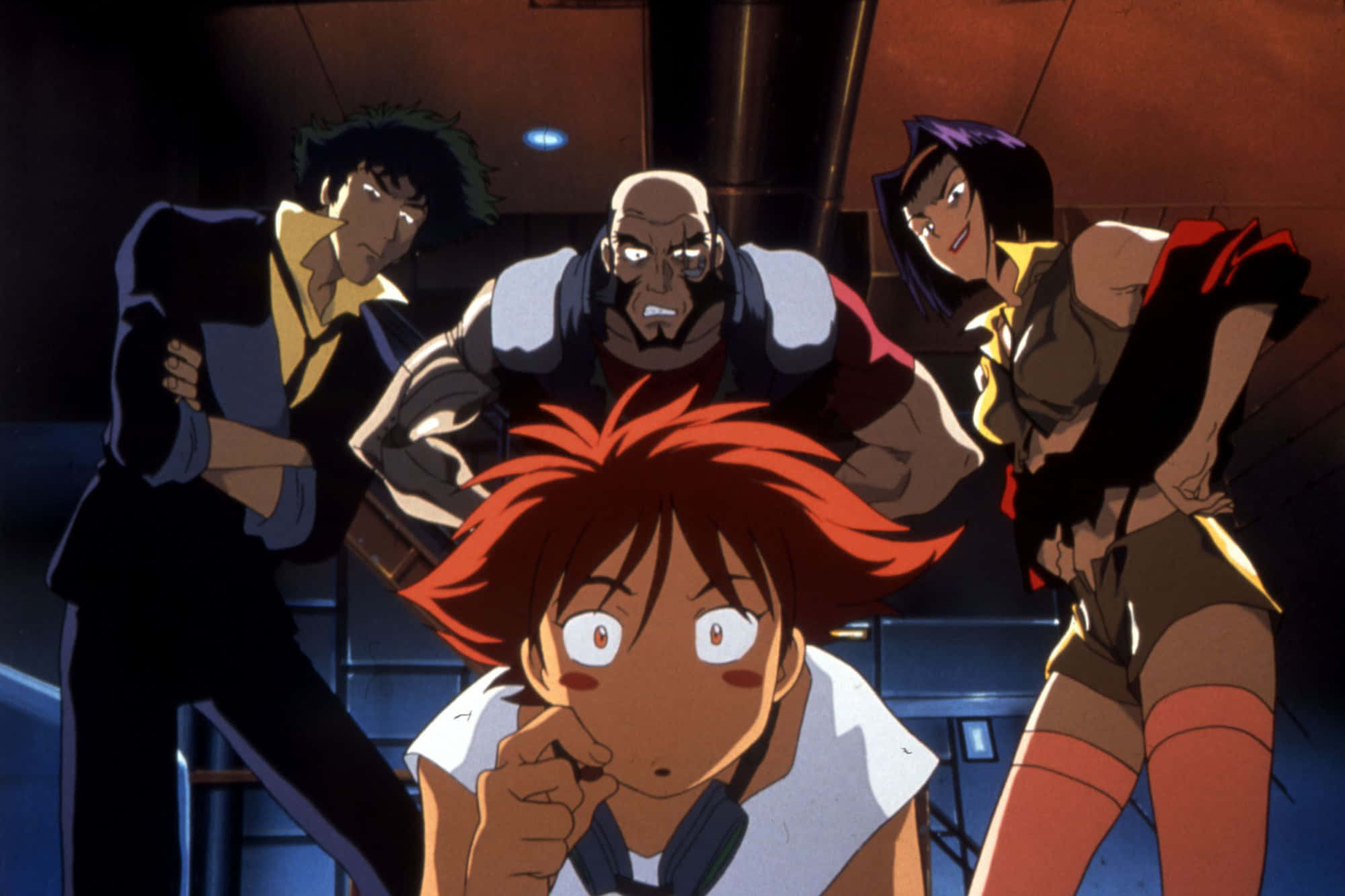 Cowboy Bebop Edward 桌布 壁紙 — 一個紅髮動漫男孩在昏暗的工業環境中，被三個威脅性的人物逼近，顯得驚恐萬分。