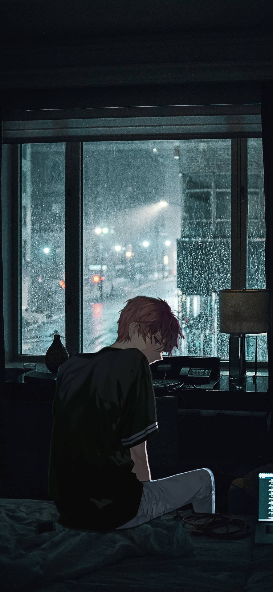動漫男孩坐在床上，望著濺滿雨水的窗外，夜晚城市街道。