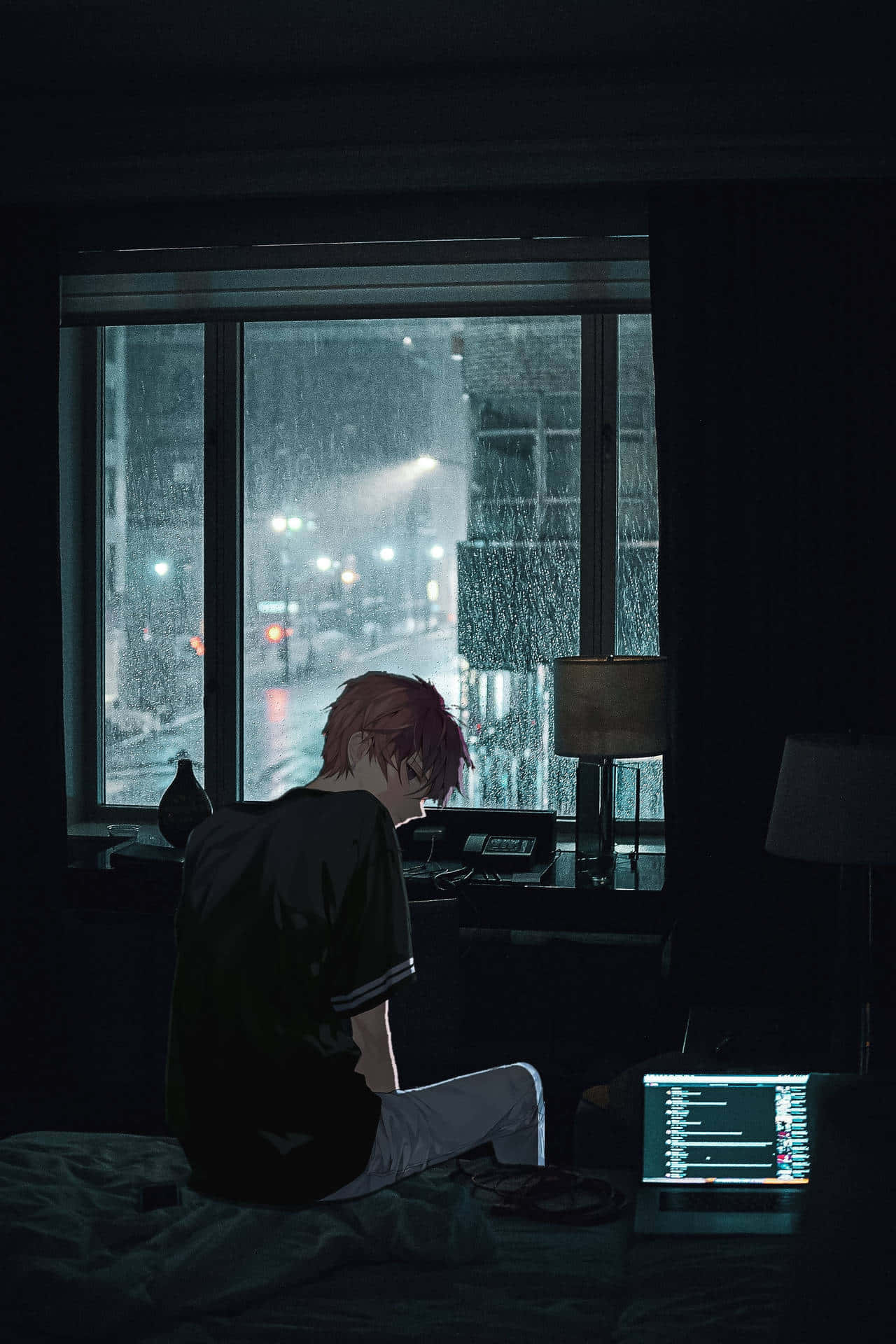 Dark Room 桌布 壁紙 — 一個紅髮動漫男孩坐在黑暗房間的床上，凝視著被雨水打濕的窗戶外，遠處燈光照亮的城市街道。