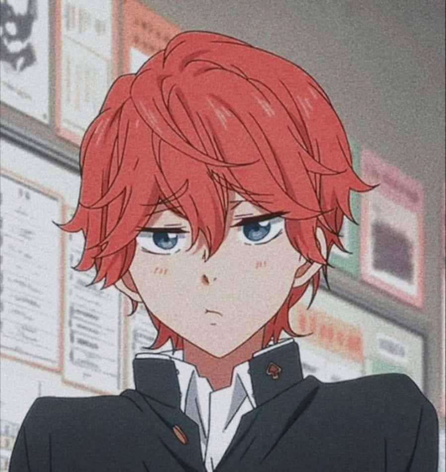 Aesthetic Anime Profile 桌布 壁紙 — 一個紅髮動漫男孩穿著校服，在教室裡害羞地低頭。