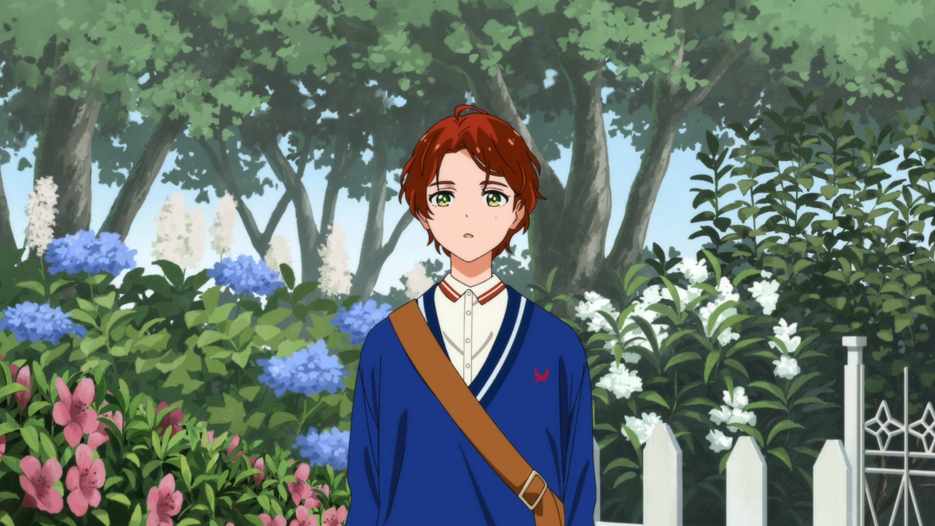 Egg 桌布 壁紙 — 一個紅髮動漫男孩穿著藍色校服，站在一個充滿粉紅色、藍色和白色花朵的 vibrant 花園中，天空柔和。