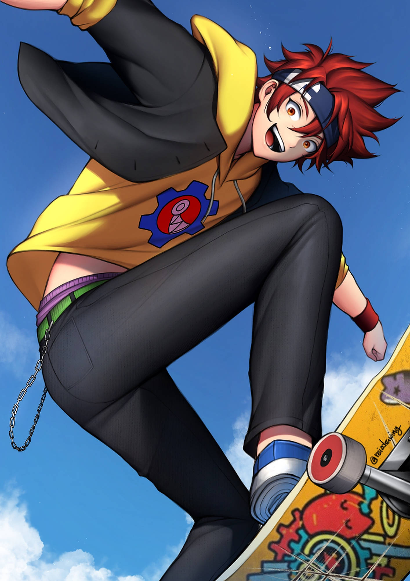 Skater Boy Aesthetic 桌布 壁紙 — 一個紅髮動漫男孩穿著黃色連帽衫，在色彩繽紛的滑板上騰空而起，對著明亮的藍天咧嘴笑。