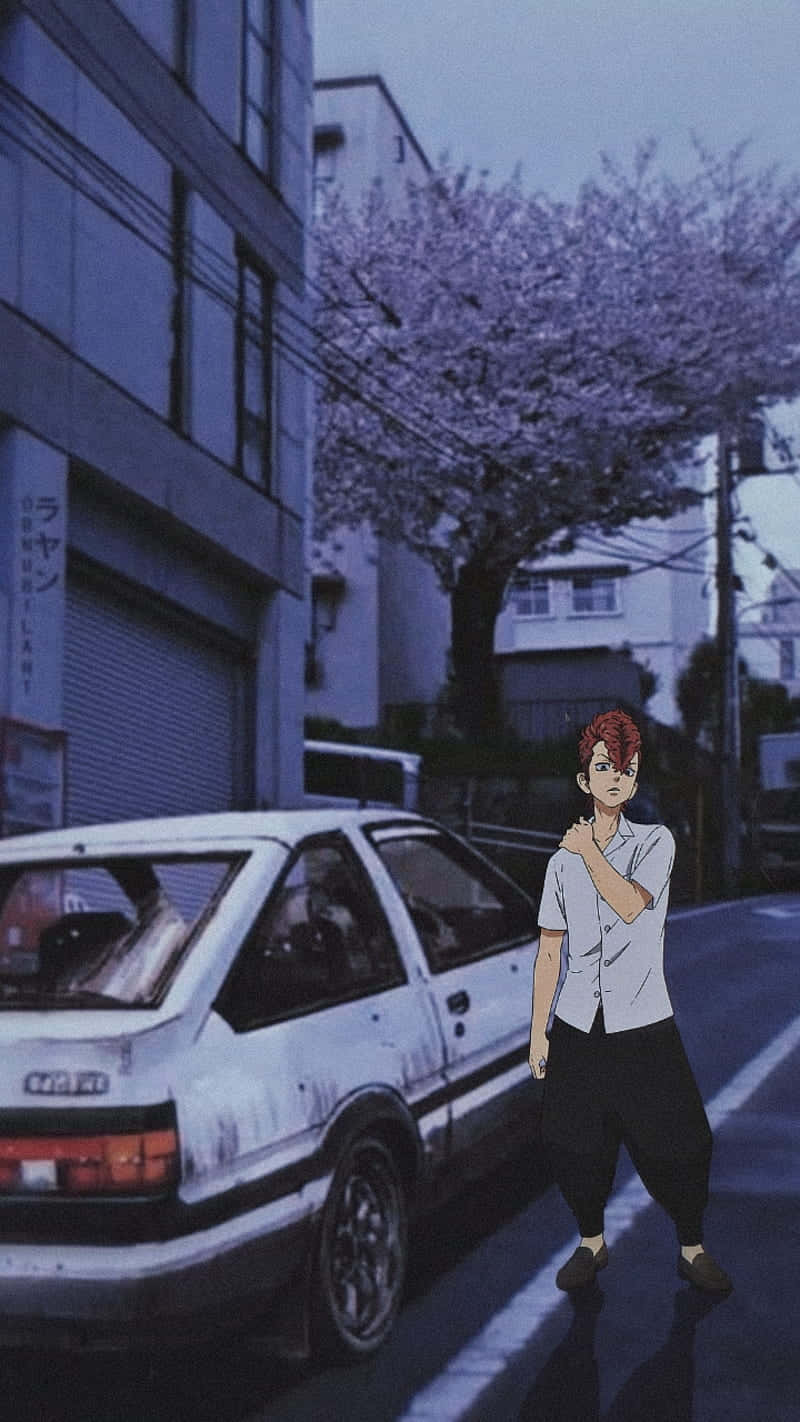 桌布 壁紙 — 一個紅髮動漫男孩站在一輛白色汽車旁邊，在黃昏時分寧靜的城市街道上，一棵盛開的櫻花樹下。
