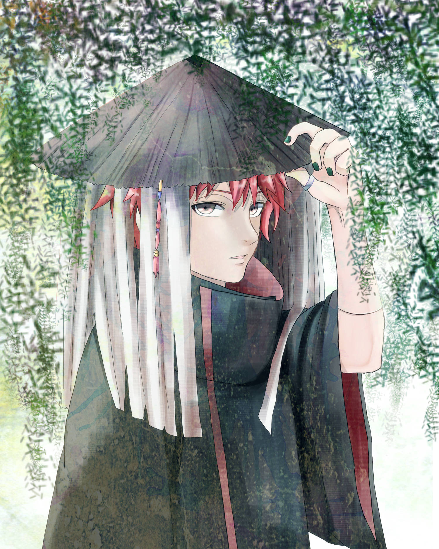 Sasori 桌布 壁紙 — 一個紅髮動漫角色，身穿深色長袍和傳統帽子，站在茂密的綠色樹葉中，帶有柔和的水彩燈光。
