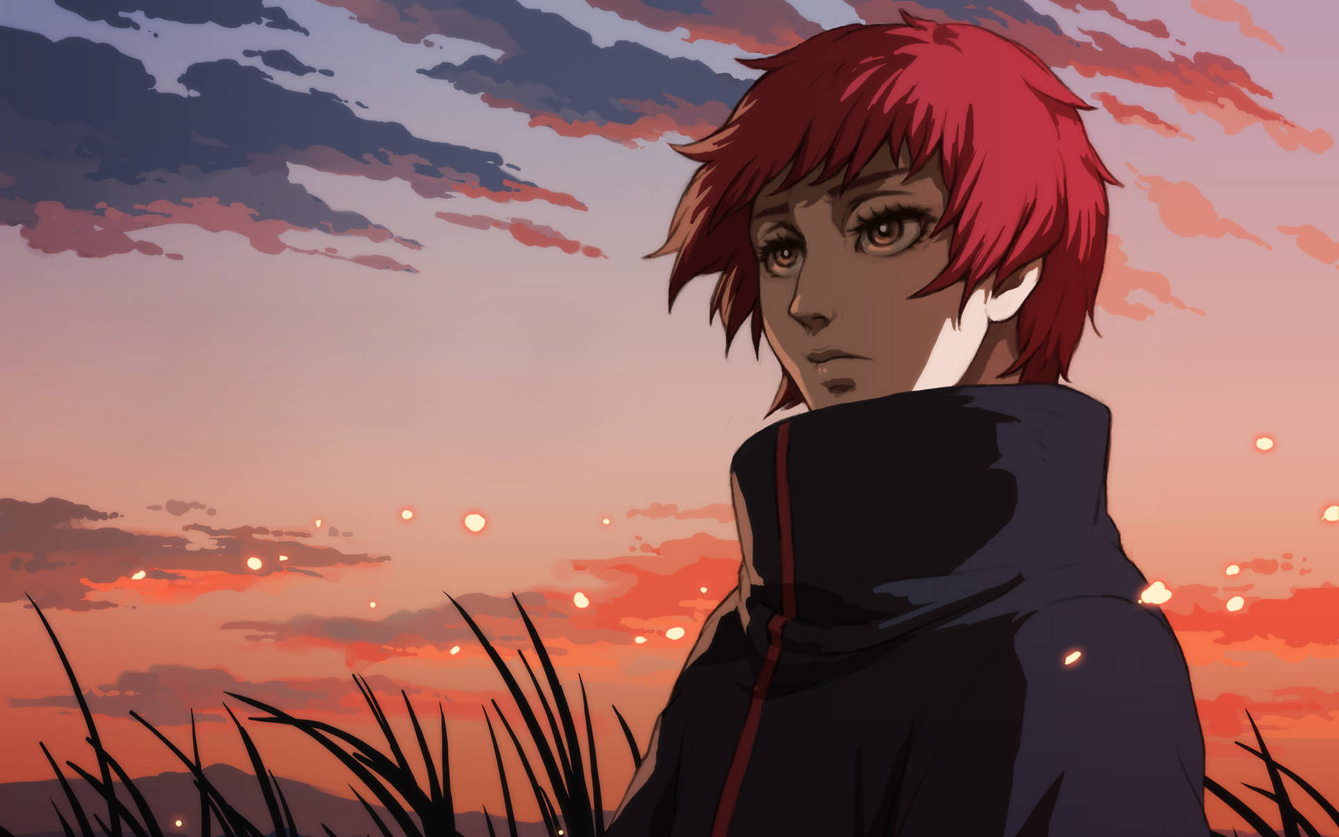 Sasori 桌布 壁紙 — 一個紅髮動漫角色穿著深色連帽衫，站在高高的草叢中，背景是充滿活力的日落天空，伴隨著發光球體。