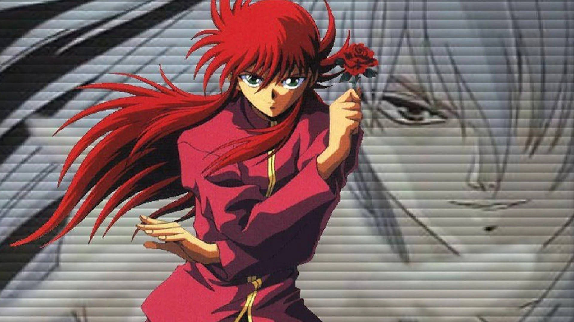 Kurama 桌布 壁紙 — 一個紅髮動漫角色穿著紅色服裝，手持玫瑰，而一個模糊的臉孔在條紋牆後隱約出現。